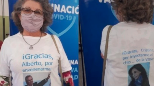 La mujer que fue a vacunarse con una remera con mensajes para Alberto y Cristina
