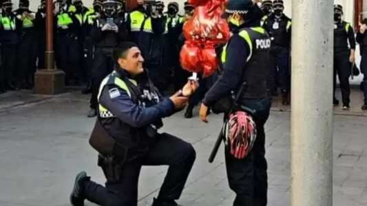 Con globos rojos un guardia urbano le propuso matrimonio a su compañera