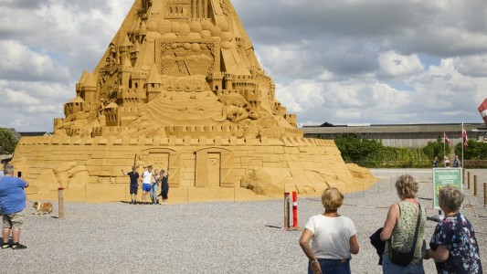 Video: construyeron el castillo de arena más alto del mundo