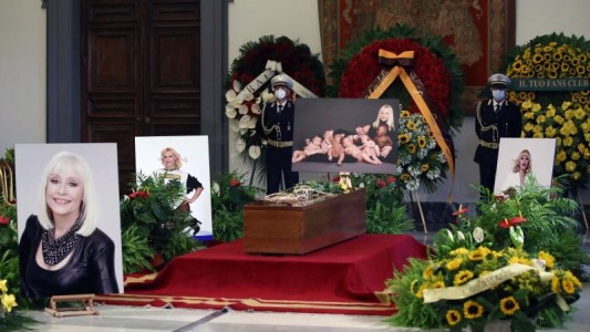 Una multitud despide los restos de Raffaella Carrà en Italia