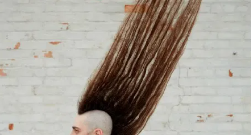 Conocé al hombre con el peinado más alto del mundo