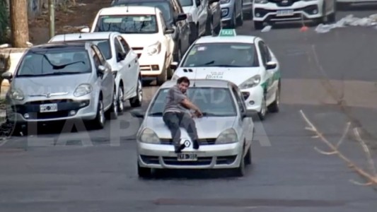 Video: llevó a un hombre en el capot de su auto tras una pelea