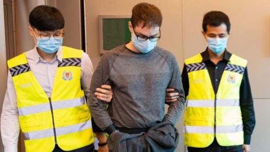 El caso del ladrón de bancos condenado a 5 años y 6 azotes con una vara en Singapur