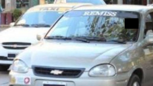 A pedido del remisero bajó a empujar el auto: el chofer escapó con su mochila y $80 mil