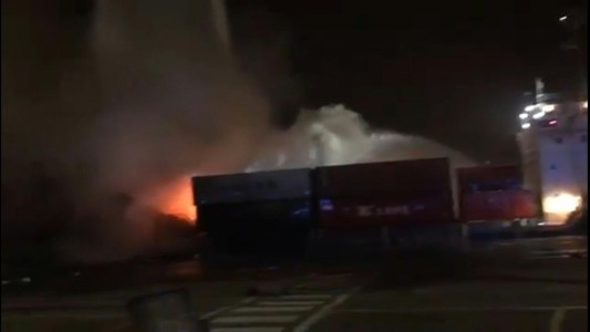 Tremenda explosión en un buque que transportaba material inflamable