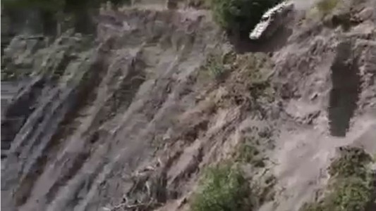 Lanzan autos por un acantilado en tradicional festejo en Alaska