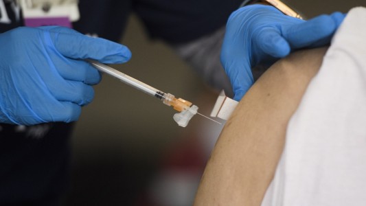 Pfizer impulsa la aplicación de una tercera dosis: "Hasta el momento no es necesario", dijo EE.UU.