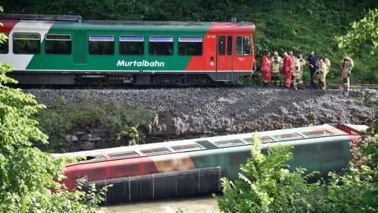 Cayó al río un tren en el que viajaban estudiantes en Austria
