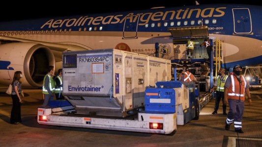 Llegó un vuelo de Aerolíneas con 768.000  dosis de la vacuna Sinopharm