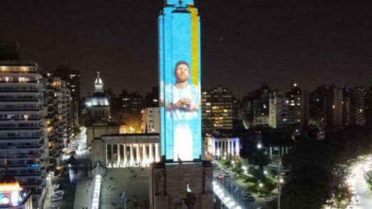 El Monumento a la Bandera se vistió de celeste y blanco para bancar a la selección