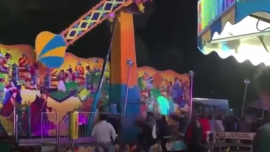 Desesperante momento en un parque de diversiones: los visitantes impidieron que una atracción se caiga