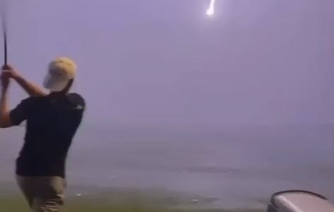 El momento en que lanza una bola de golf y alcanza un rayo en pleno vuelo