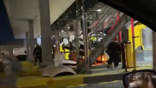Buenos Aires: el momento del choque de dos autos en un peaje
