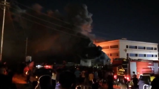 Trágico incendio en un hospital con pacientes con covid deja 64 muertos