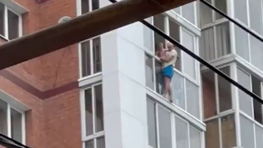 Tensión por hombre que amenaza con saltar del balcón con un niño en brazos