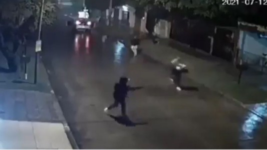 El momento en que un joven se resiste a un robo y recibe un disparo
