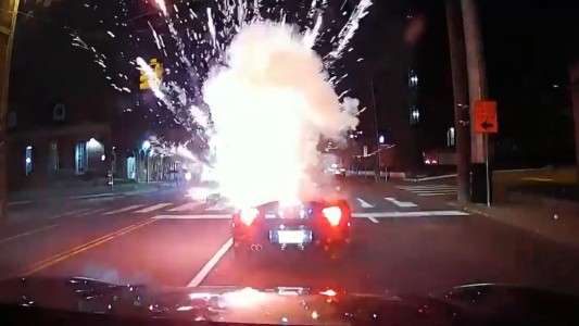 Lanzan un petardo dentro de un auto descapotable y hieren al conductor