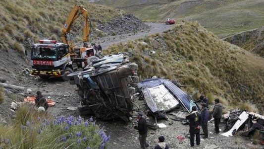 Tragedia vial en Bolivia: un micro cayó a un precipicio y dejó 34 fallecidos