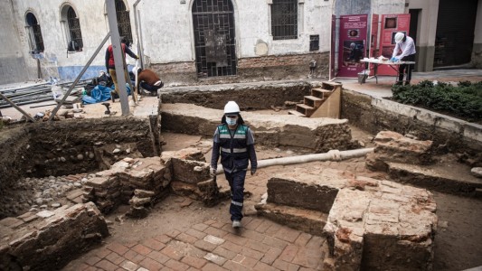 Video: hallan restos de una capilla del siglo XVII debajo de una plaza