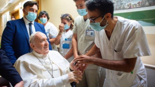 Francisco volvió al Vaticano tras 10 días internado por una operación de colon