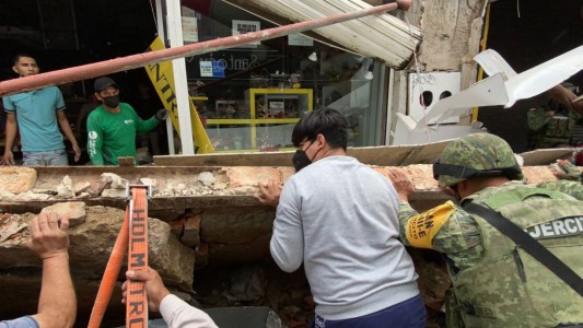 El momento en que cae un cartel sobre una mujer que caminaba por la vereda