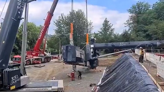 Una grúa de 68 toneladas les cae encima a dos obreros y sobreviven