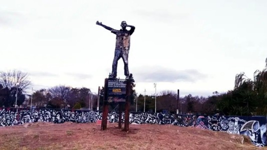 Inauguran una escultura en homenaje al Indio Solari en La Matanza