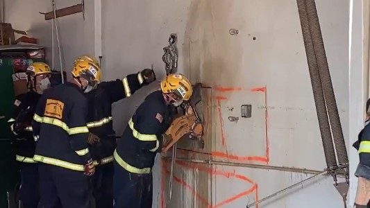 Rescatan a una mujer desnuda que quedó atrapada entre dos paredes