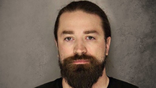 Detenido por secuestrar y violar durante dos meses a una mujer: cayó por los mensajes que dejó la víctima en baños públicos