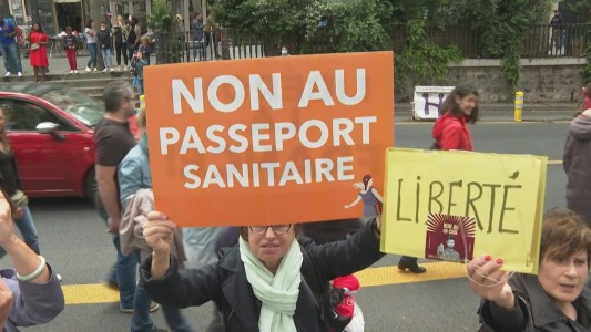 Multitudinaria protesta contra el pasaporte anticovid en Francia