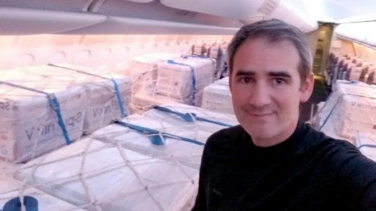 El piloto del interior cordobés que se encarga de traer miles de dosis contra el Covid