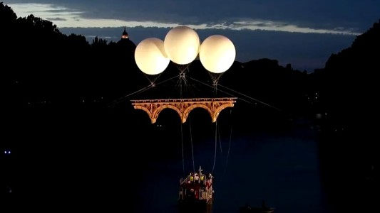 Un puente de cartón suspendido por globos flota sobre Roma