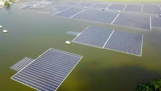 Así es una de las plantas flotantes de energía solar más grande del mundo