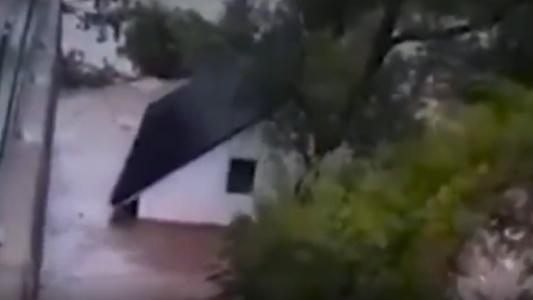 Impactante postal de las tormentas en Alemania: la corriente arrastró una casa entera que flotaba en las calles