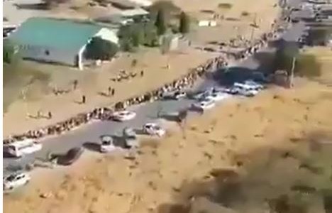 Kilómetros de colas para conseguir alimentos en Sudáfrica