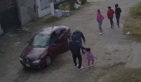 Video: Le robaron el sueldo delante de su pequeña hija