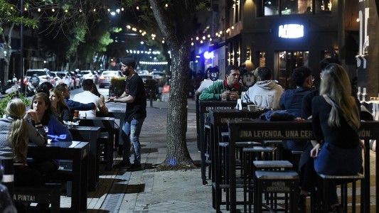 La provincia de Buenos Aires evalúa imitar a Francia en impedir el ingreso a bares y restaurantes a los no vacunados