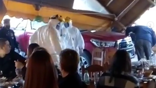 VIDEO: se equivocó el cambio de marcha y se incrustó contra una parrilla llena de comensales