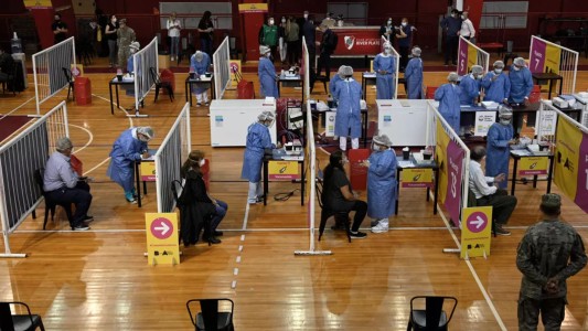 El 65,5% de los mayores de 18 años recibió al menos una dosis de la vacuna