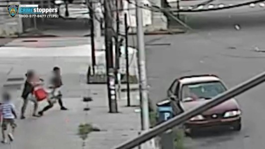 El momento en que una madre salva a su  hijo de un secuestro