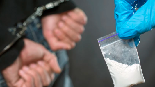 Tiene 63 años, aceptó ser "mula" de droga para pagar una operación de su hijo, la detuvieron y ahora la absolvieron