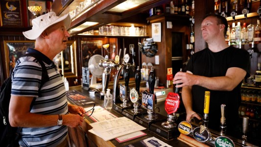 Inglaterra impondría a partir de septiembre la vacunación completa para entrar a bares y boliches