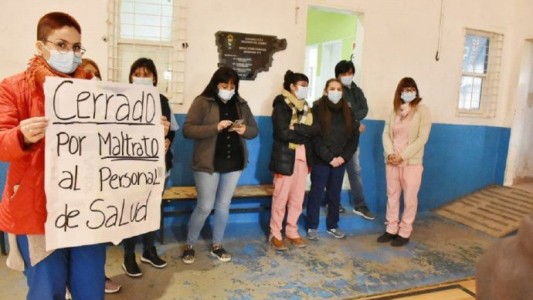 Por agresiones, los vacunadores suspendieron la actividad en el gimnasio de Trelew