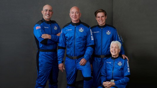 Aterrizó exitosamente la cápsula espacial que transportaba a Jeff Bezos