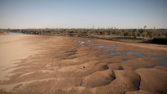 El video desolador del río Paraná convertido en una playa frente a Rosario por la bajante