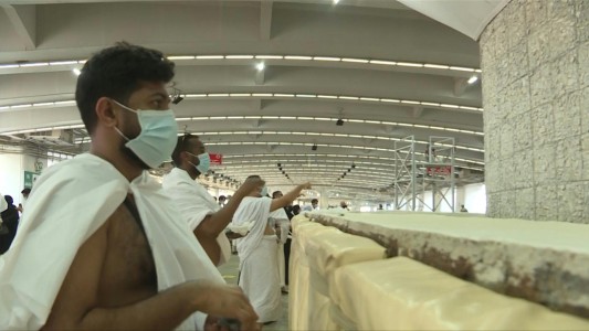 Los fieles lapidan a Satán en el último día de la peregrinación a La Meca