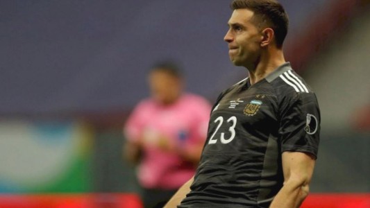 "Dibu" Martínez le escribió a Mina para disculparse y "nunca le contestó"