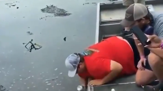 Un hombre utilizó la boca de un caimán para abrir una cerveza