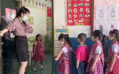 Estos alumnos eligen cómo quieren saludar a su maestra antes de entrar al aula