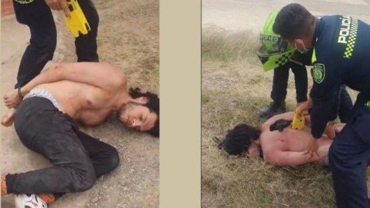 Registran a policías usando una pistola taser en un joven esposado y reducido